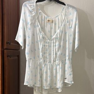 Like New White Hollister Blouse with Blue Motif size Large